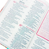 Bíblia Sagrada entre Meninas e Deus NTLH