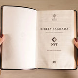 Bíblia Slim Filament | NVT | Letra Grande | Capa Couro Sintético Preto